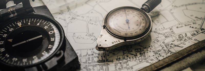 Kompass und Navigationsinstrumente auf einer Karte