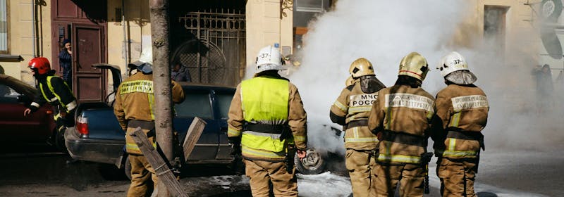 Feuerwehrleute arbeiten gemeinsam im Einsatz